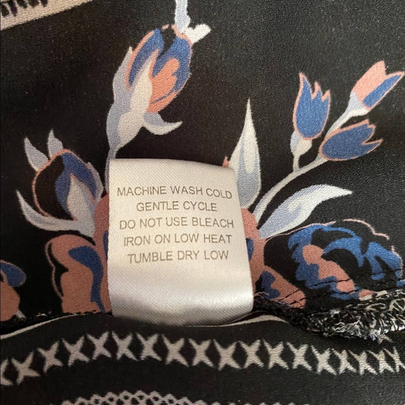 Violet & Claire Scooped Neck Half Button Down Floral Print Blouse Sz L - Picture 8 of 8